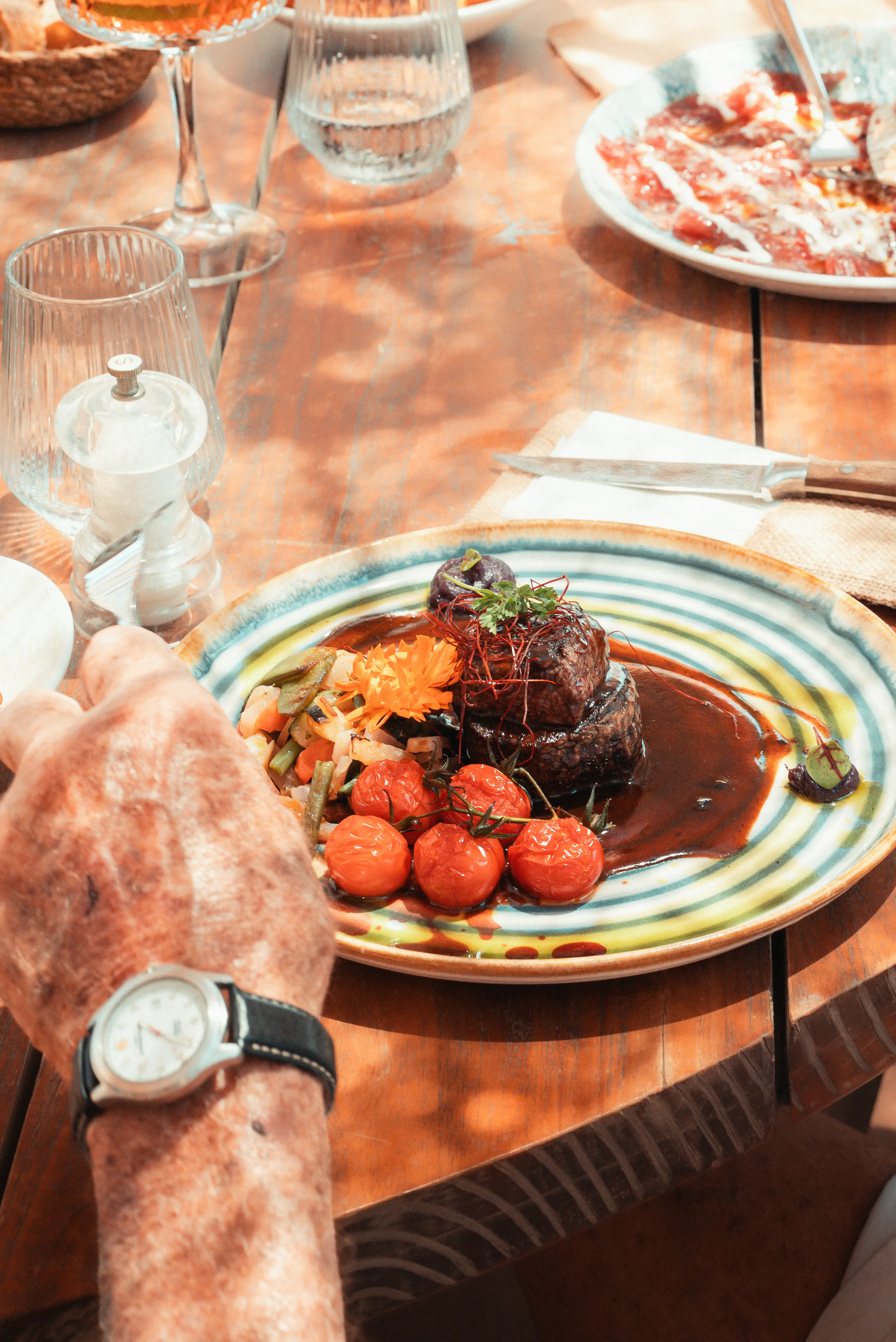 Filet de bœuf, légumes du soleil et tomates confites, sauce au vin — Saint-Barth